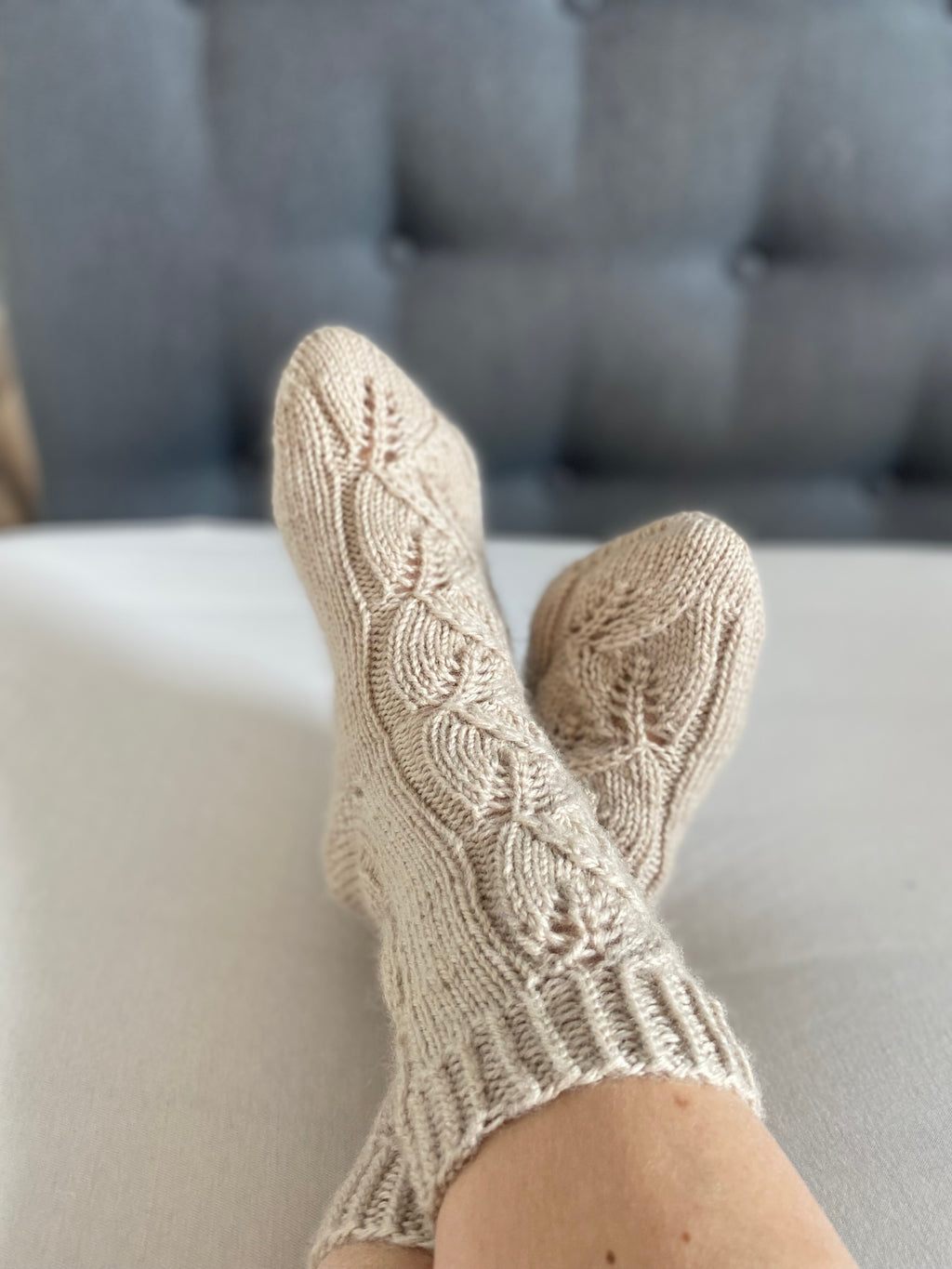 Crossing leaves socks