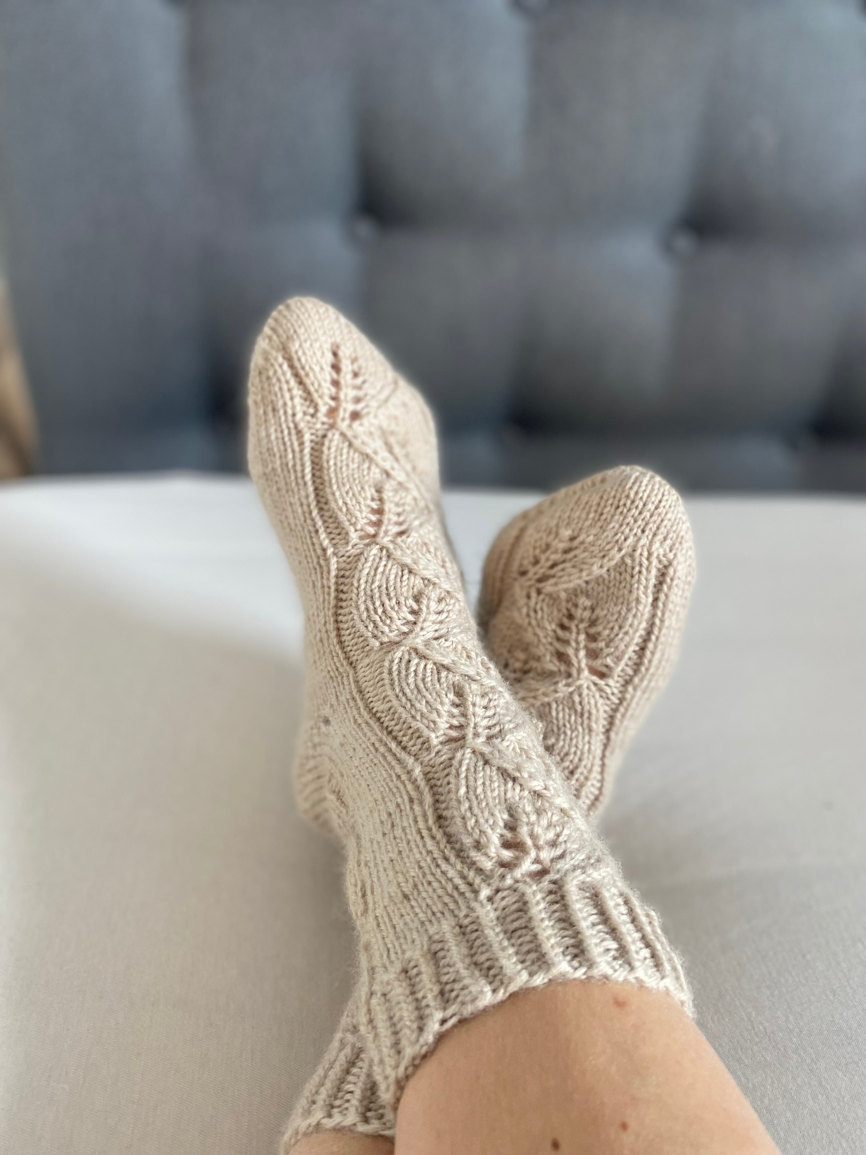 Crossing leaves socks