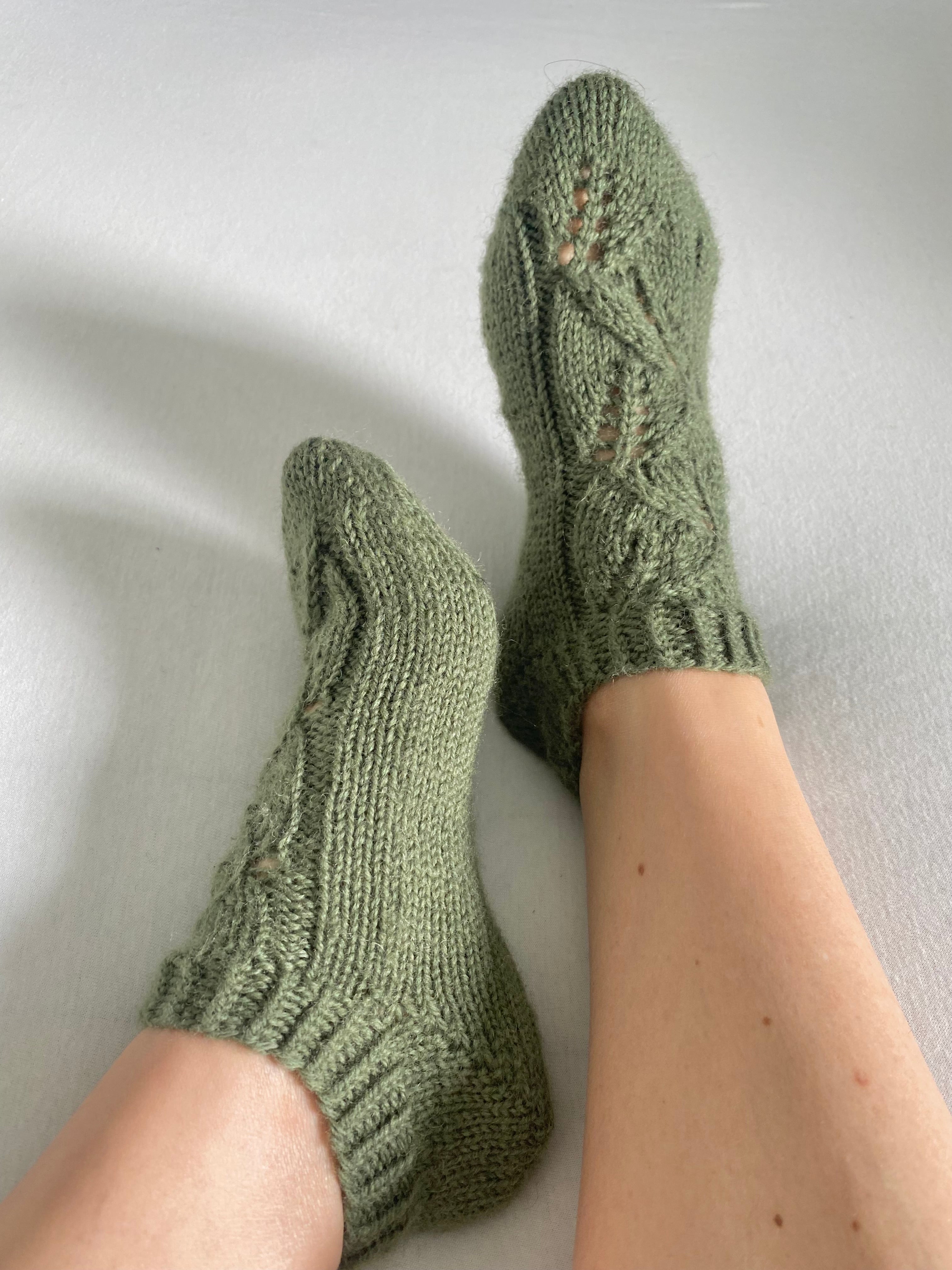 Crossing leaves socks