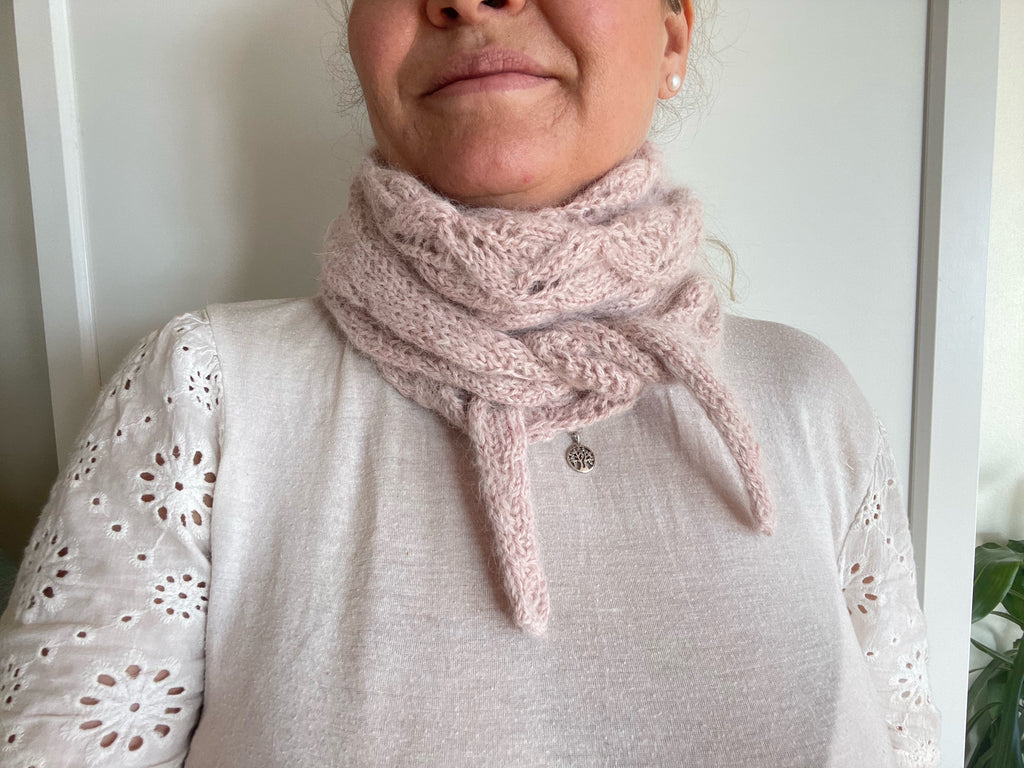Crossing leaves scarf