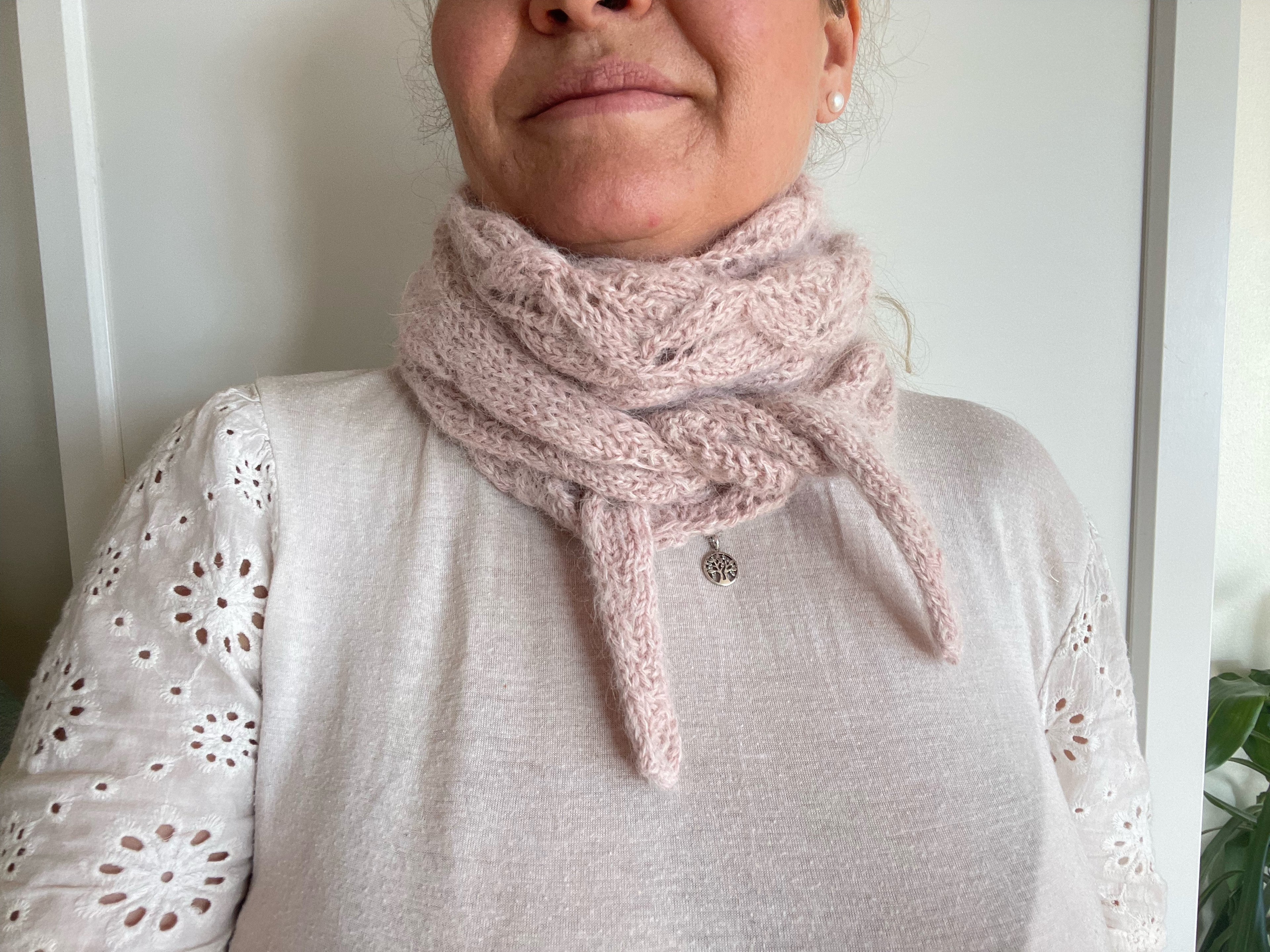 Crossing leaves scarf
