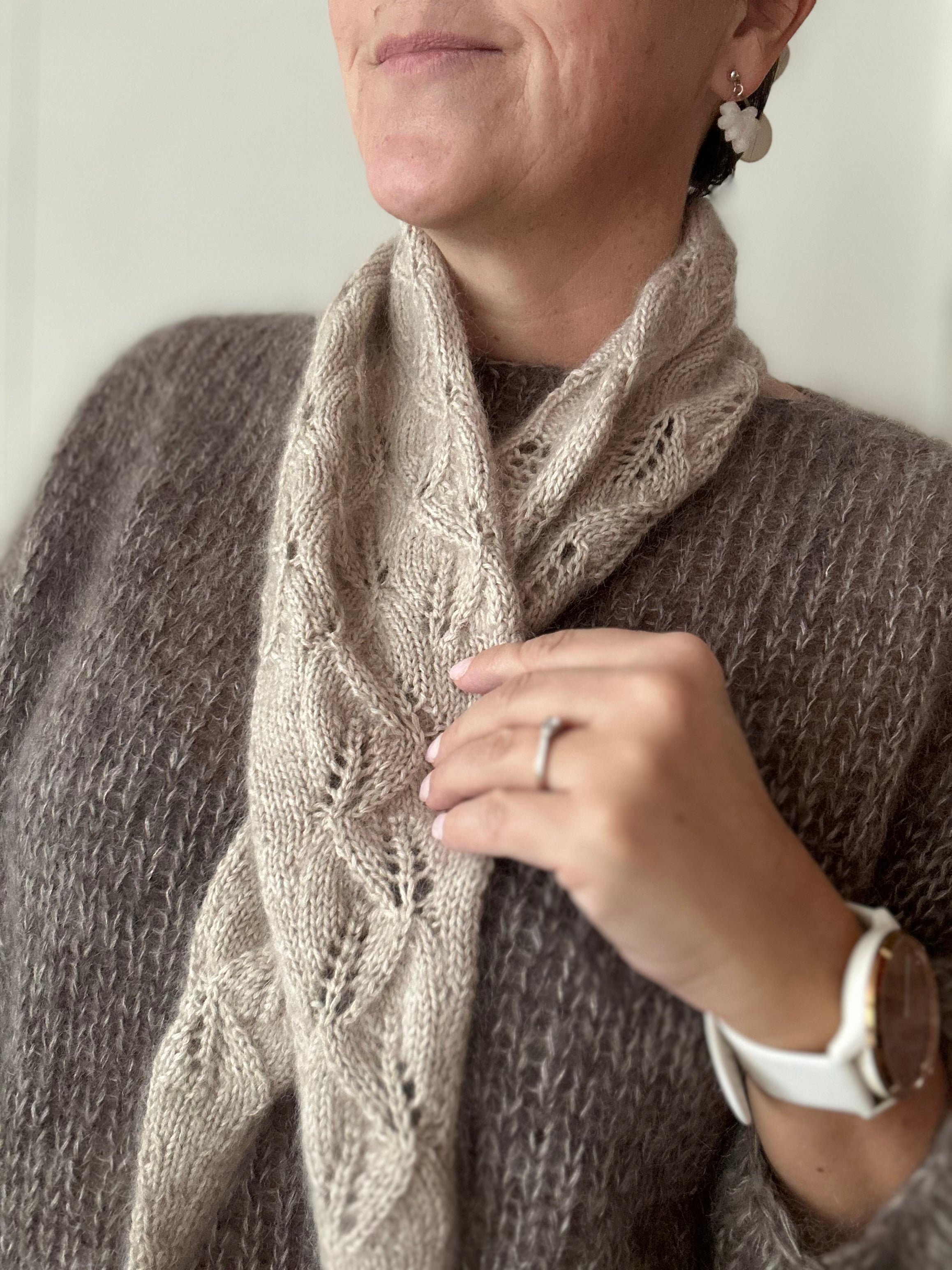 Crossing leaves scarf