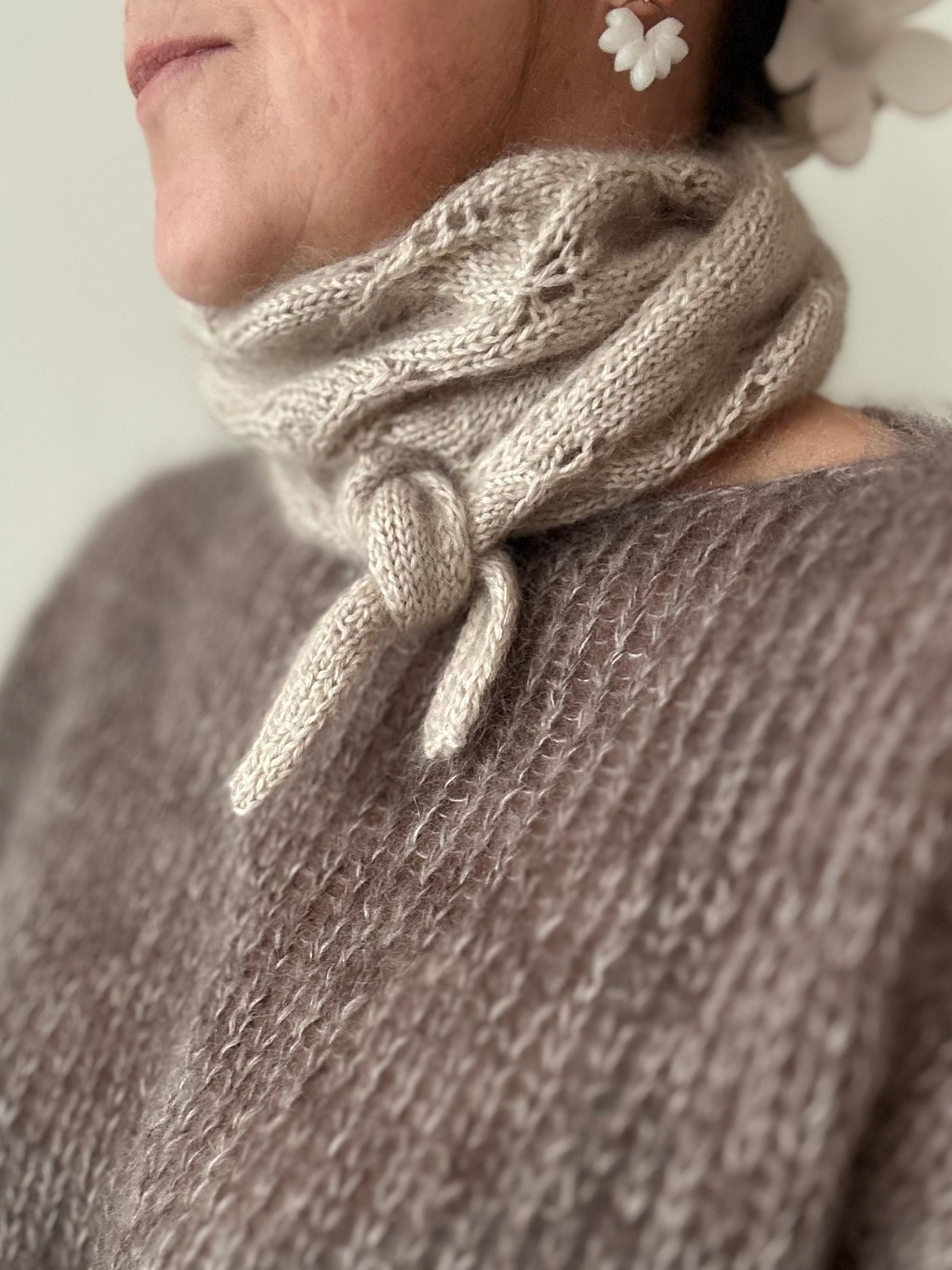 Crossing leaves scarf