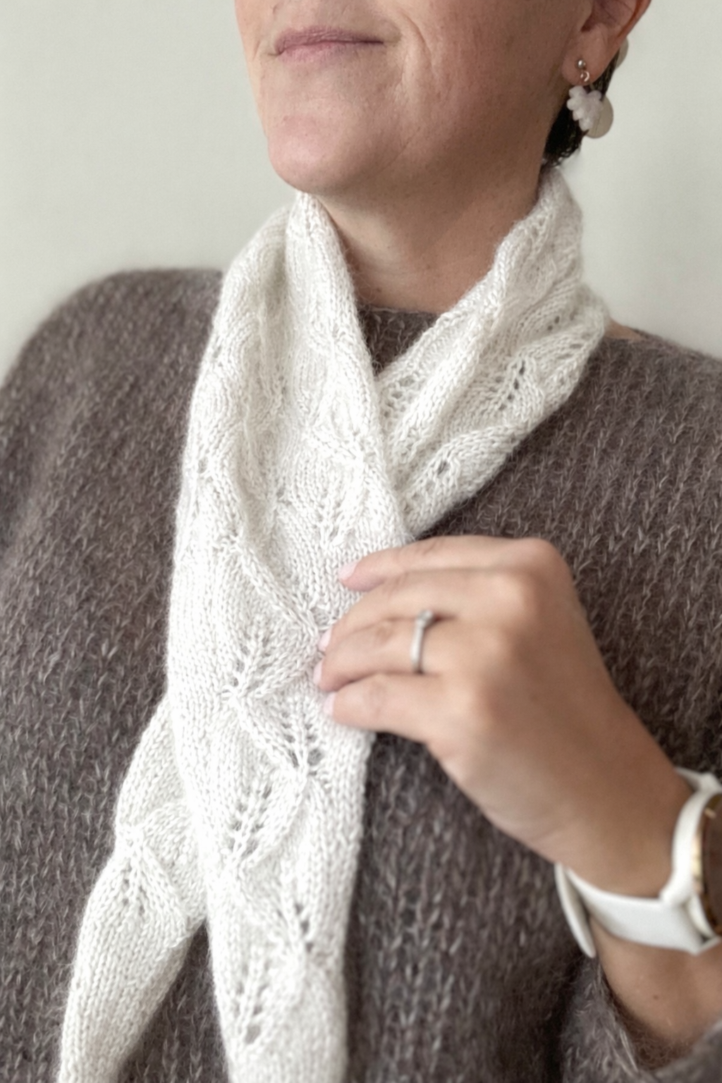 Crossing leaves scarf