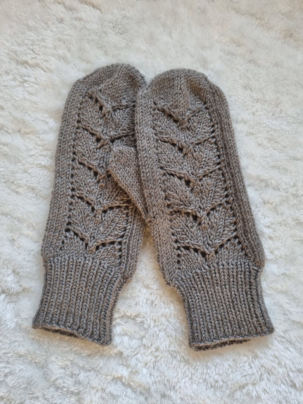 Pretty leaf mittens