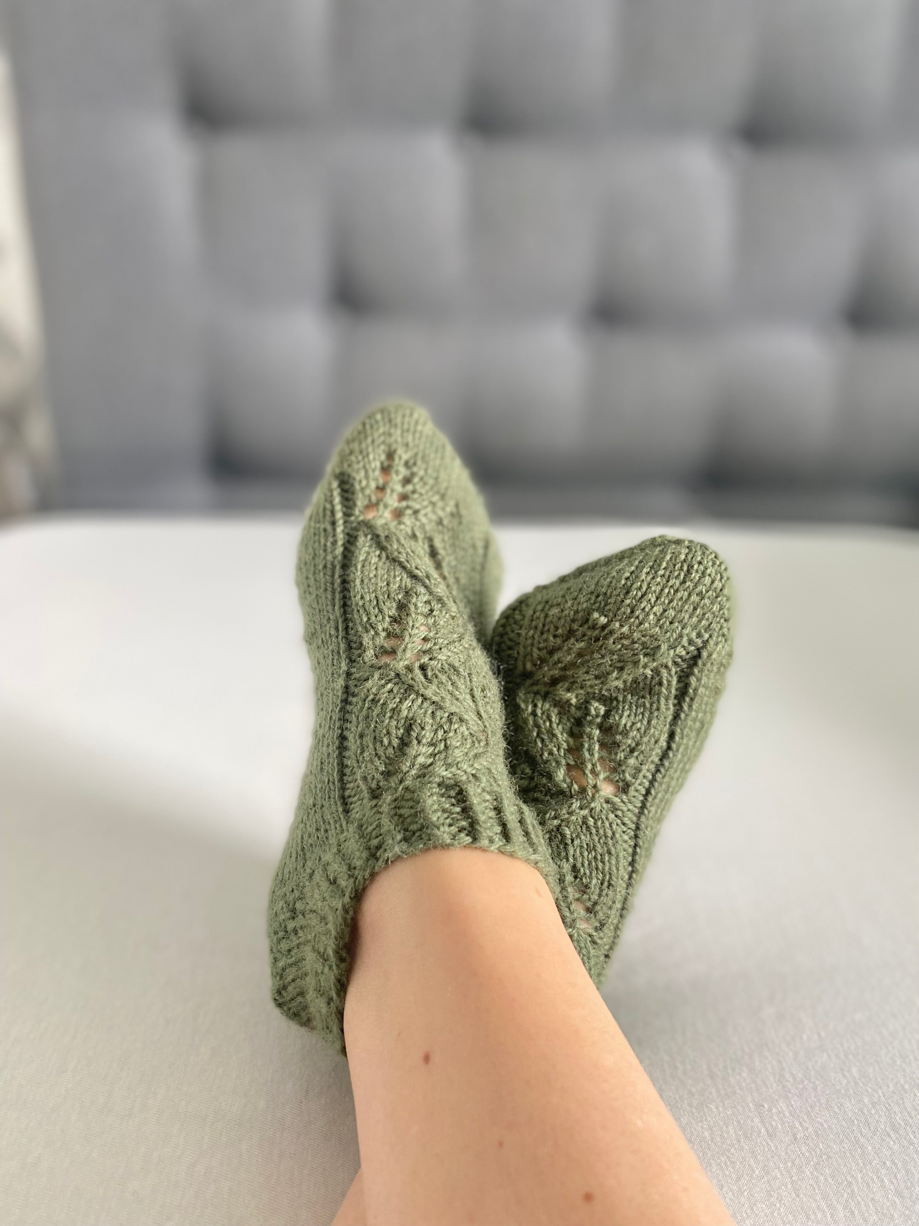 Crossing leaves socks
