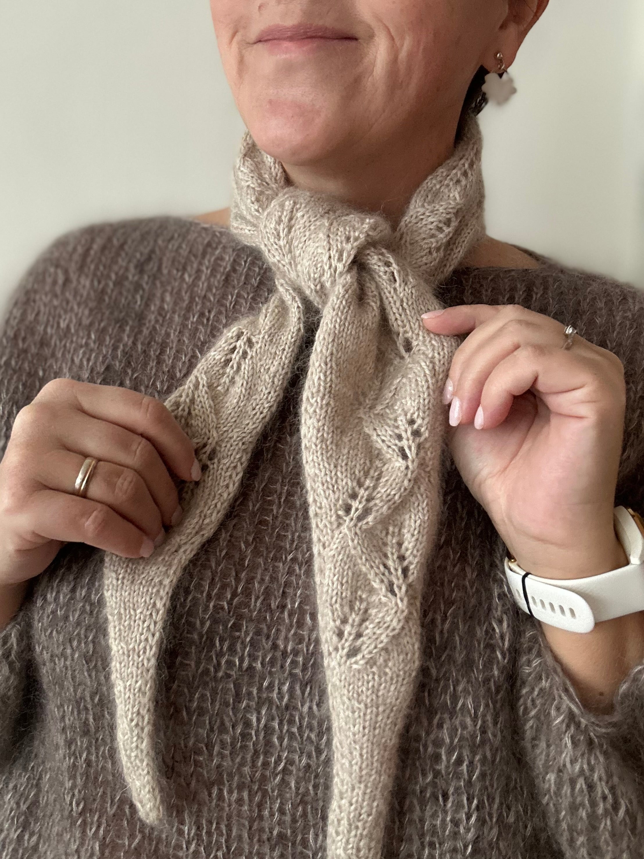 Crossing leaves scarf