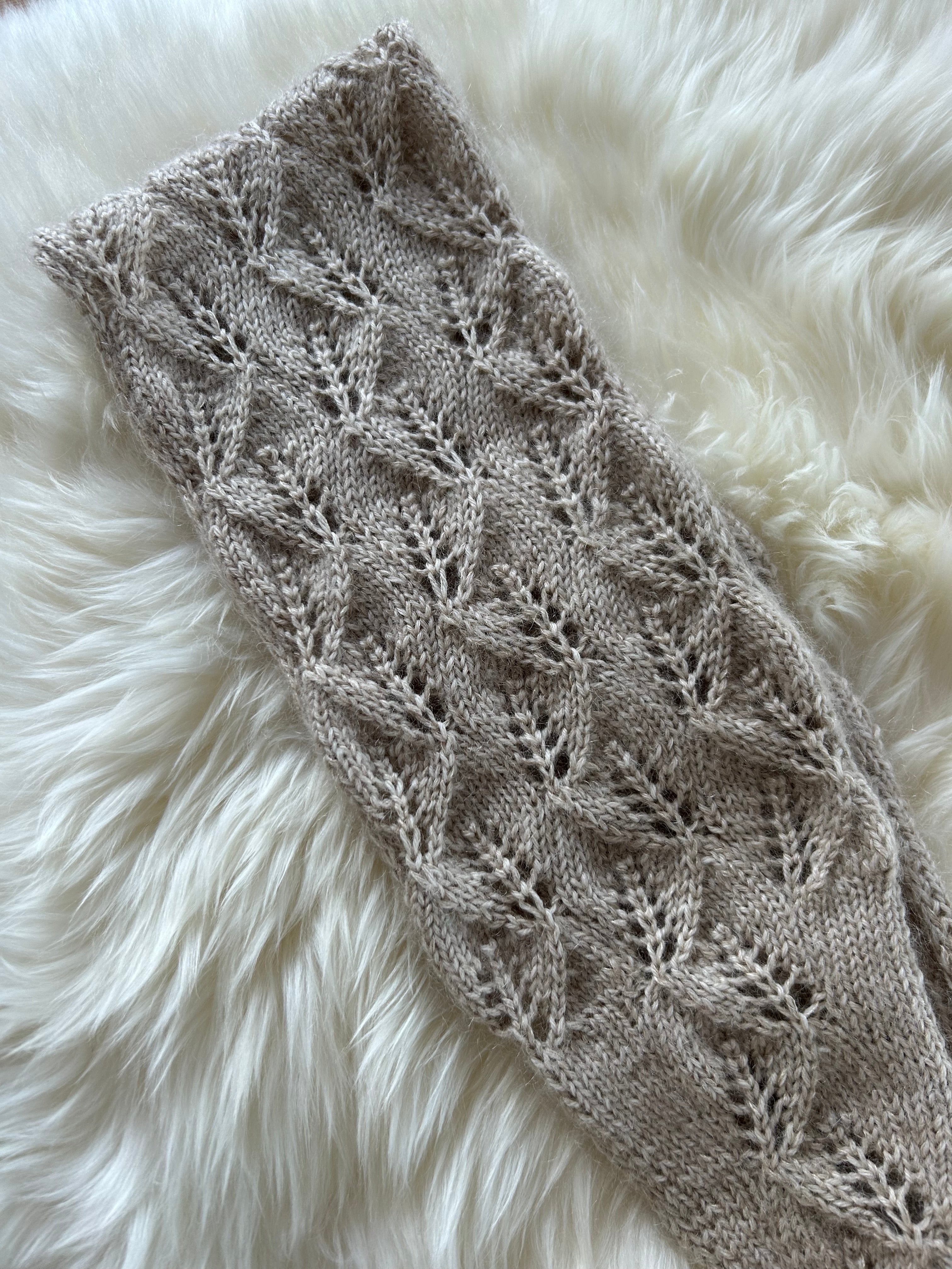 Crossing leaves scarf