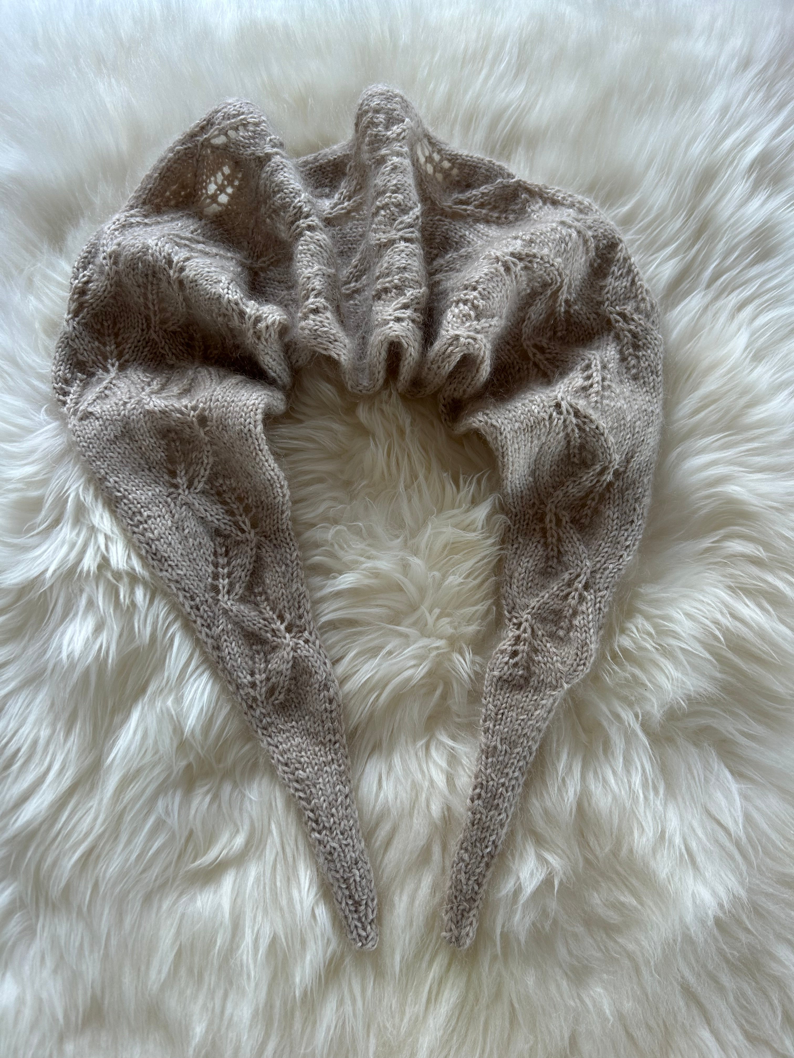Crossing leaves scarf