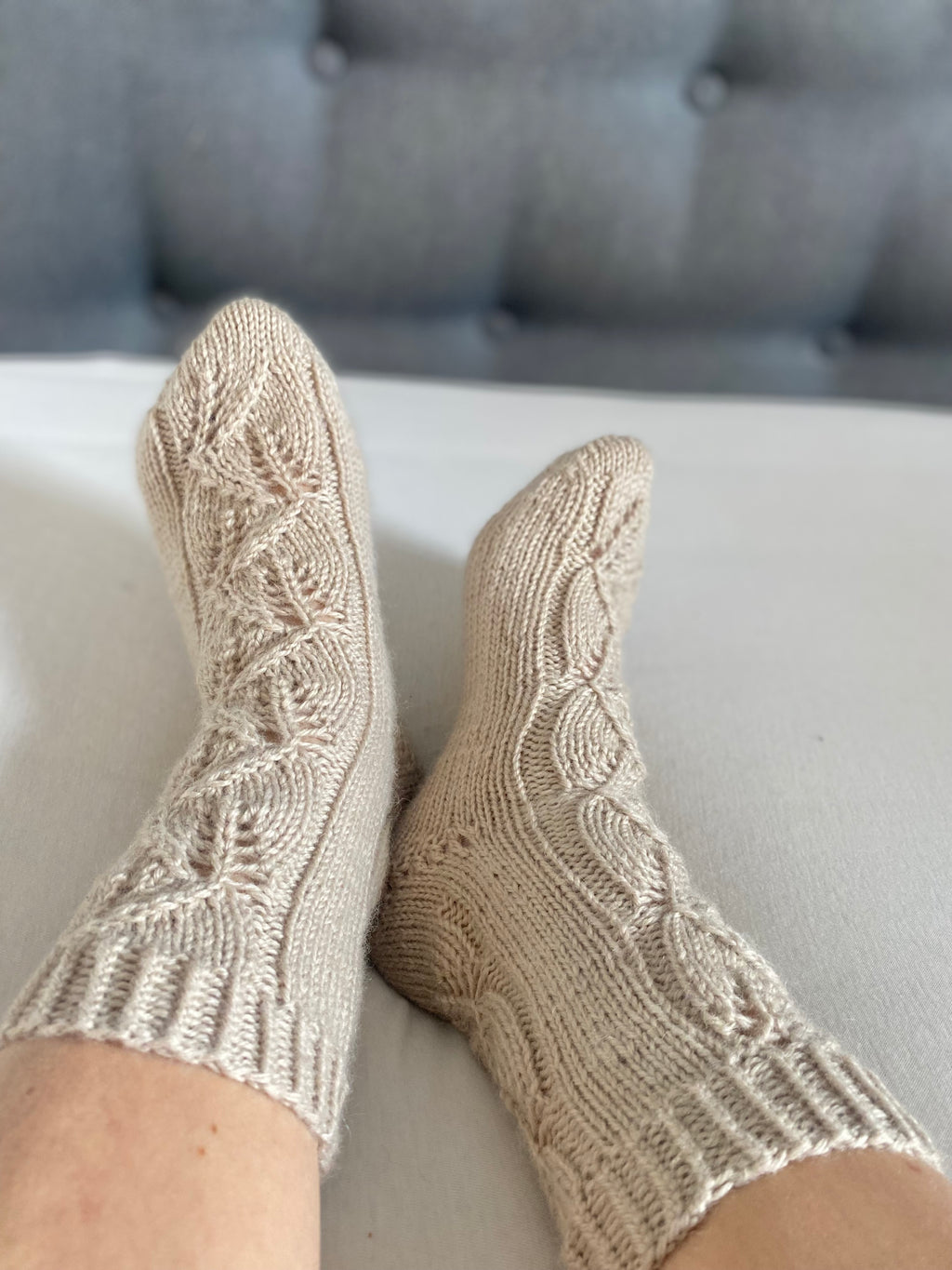 Crossing leaves socks