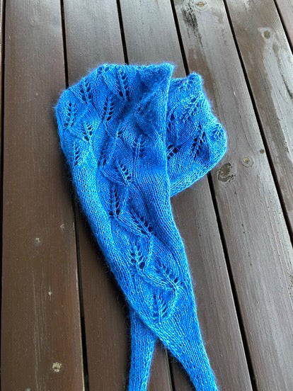 Crossing leaves scarf