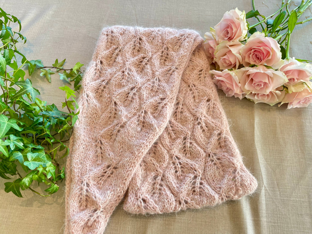 Crossing leaves scarf